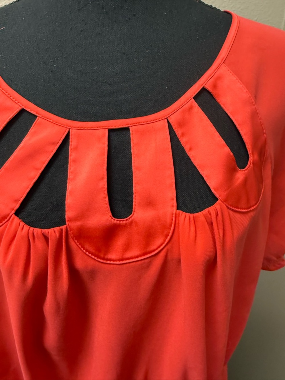 Gianni Bini Coral Cutout Blouse L Smocked Waist Flowy Dressy Top Chic - Picture 3 of 9